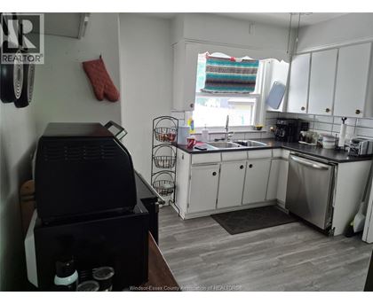 A kitchen with a black grill on the counter.