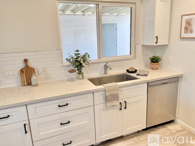 Source URL: https://prod-avail.s3.amazonaws.com/public_images/43128719/listing/kitchen_4.jpg