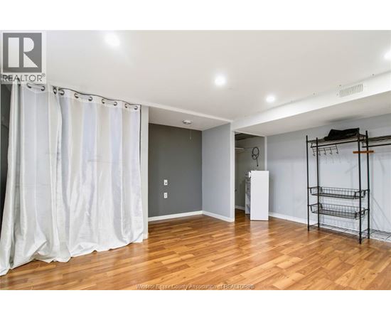 A room with wooden floors and a white ceiling.