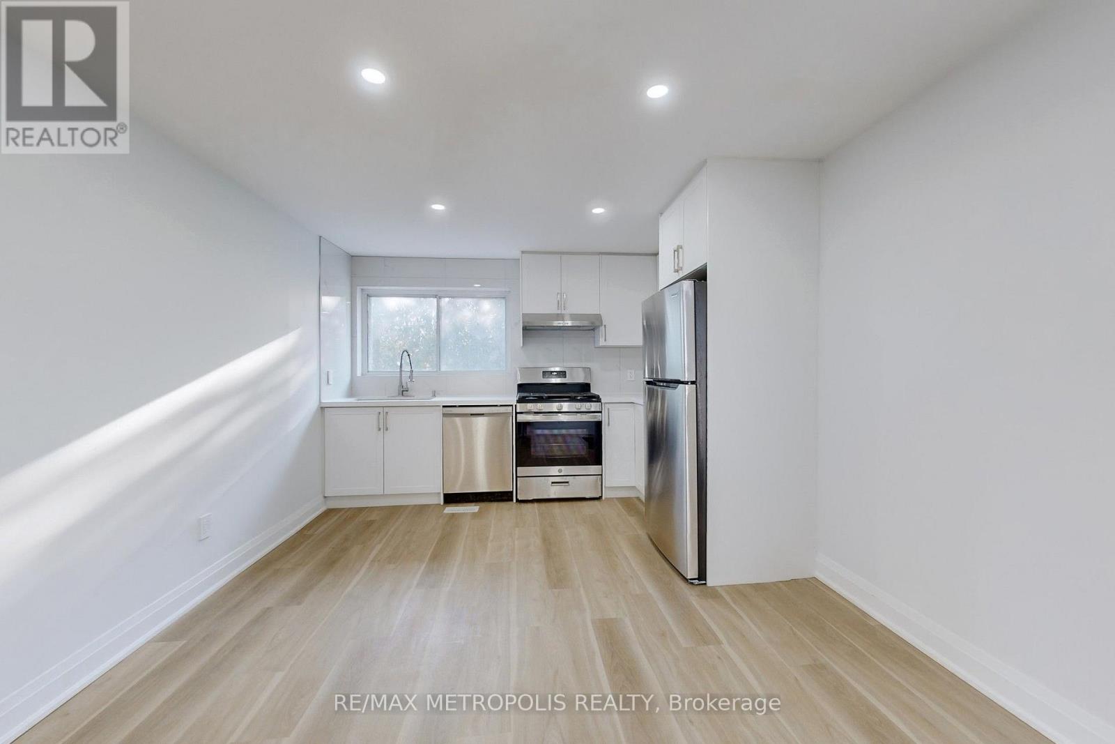 3 bedroom apartment - UPPER - 85 PRIMULA CRESCENT Upper, Toronto (Humber Summit) 3