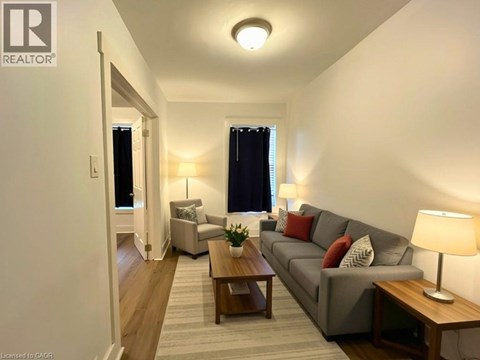 11B WENTWORTH Street N 2 Beds Apartment for Rent