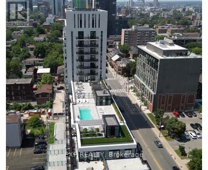A tall building with a pool in the middle of a parking lot.