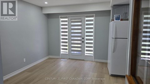 UPPER - 268 BURLINGTON CRESCENT 3 Beds Apartment for Rent