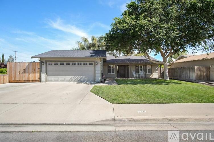 425 Bluefield Avenue 3 Beds Single Family Home for Rent - Photo gallery 1