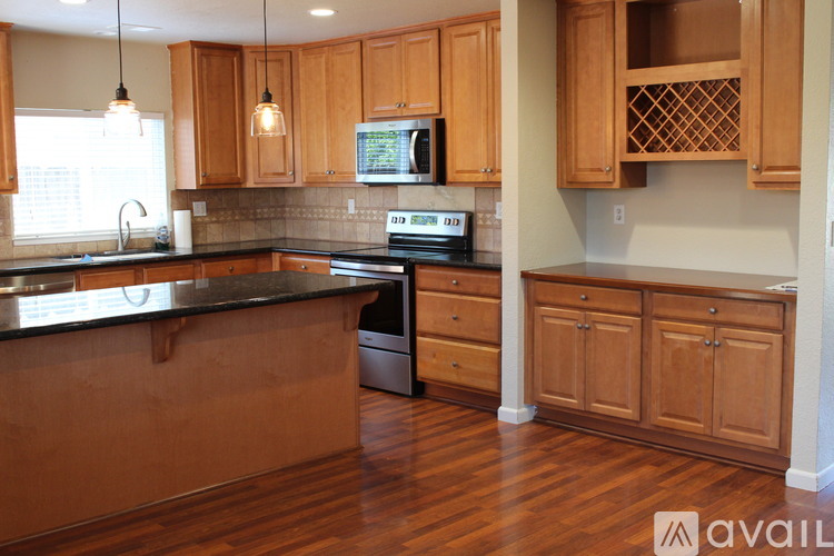 425 Bluefield Avenue 3 Beds Single Family Home for Rent - Photo gallery 4