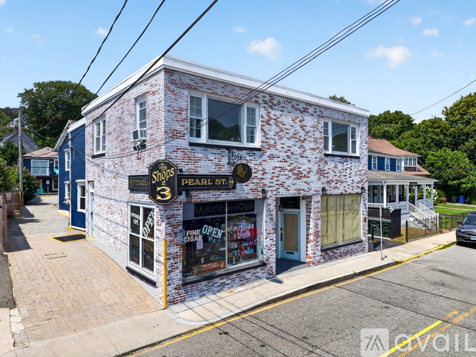 A brick building with a sign that says Pearl St.