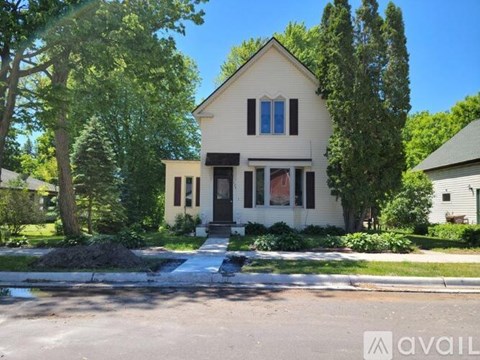 121 2Nd Street South 4 Beds Apartment for Rent