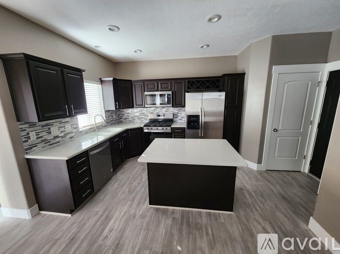 North Elm Drive 3 Beds Townhouse for Rent - Photo gallery 3