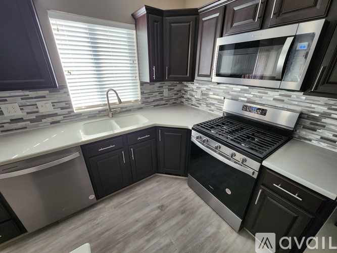 North Elm Drive 3 Beds Townhouse for Rent - Photo gallery 4