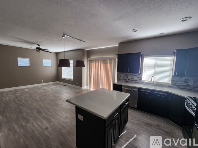 North Elm Drive 3 Beds Townhouse for Rent - Photo gallery 5