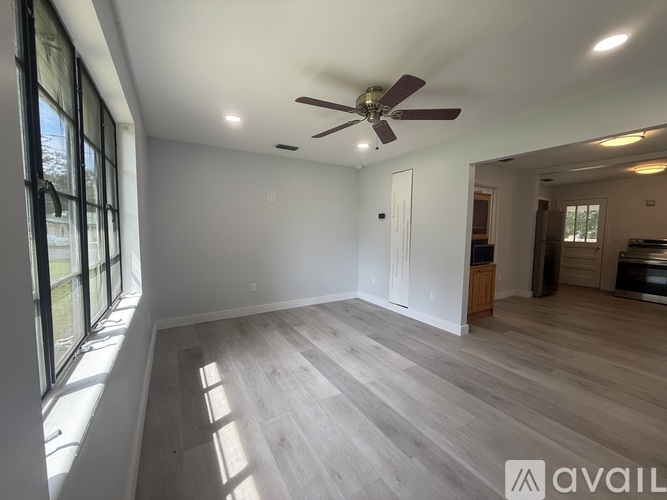 1535 NE 8th St 2 Beds Single Family Home for Rent - Photo gallery 2