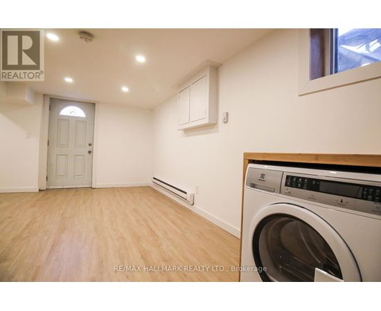A laundry room with a washing machine and dryer.