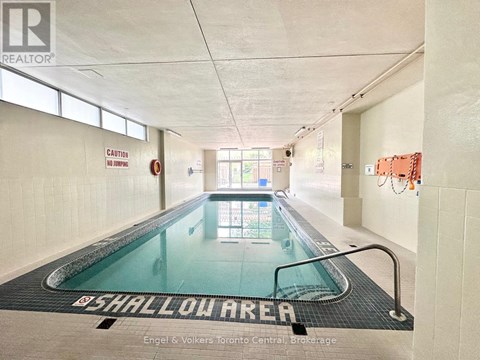 A shallow area in a pool is surrounded by a black mat.