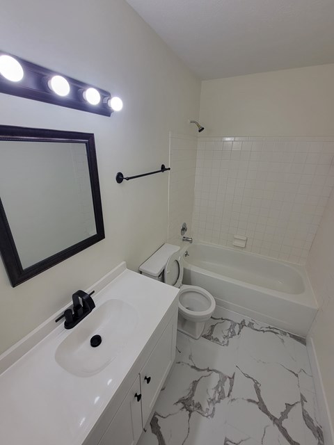 Unit 8 2 Beds Apartment for Rent
