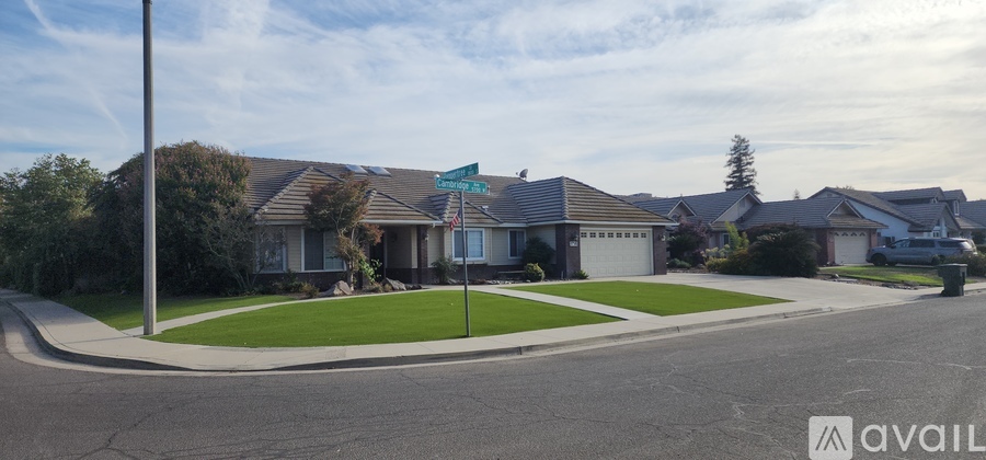 5735 West Cambridge Avenue 4 Beds Single Family Home for Rent - Photo gallery 1