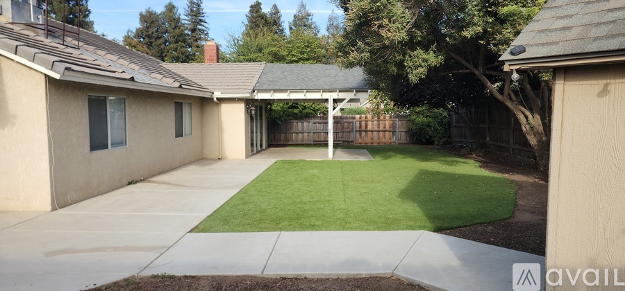 5735 West Cambridge Avenue 4 Beds Single Family Home for Rent - Photo gallery 3