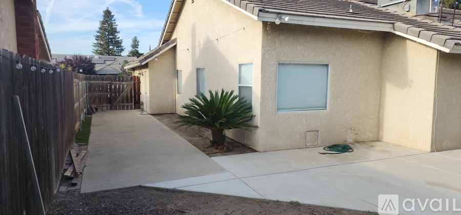 5735 West Cambridge Avenue 4 Beds Single Family Home for Rent - Photo gallery 4
