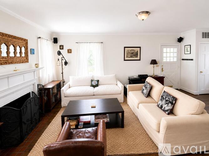 4512 Windom Place Northwest 3 Beds Single Family Home for Rent - Photo gallery 2