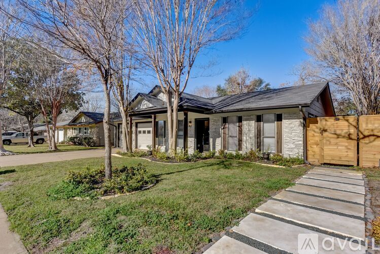7002 Whispering Oaks Drive 5 Beds Single Family Home for Rent - Photo gallery 2