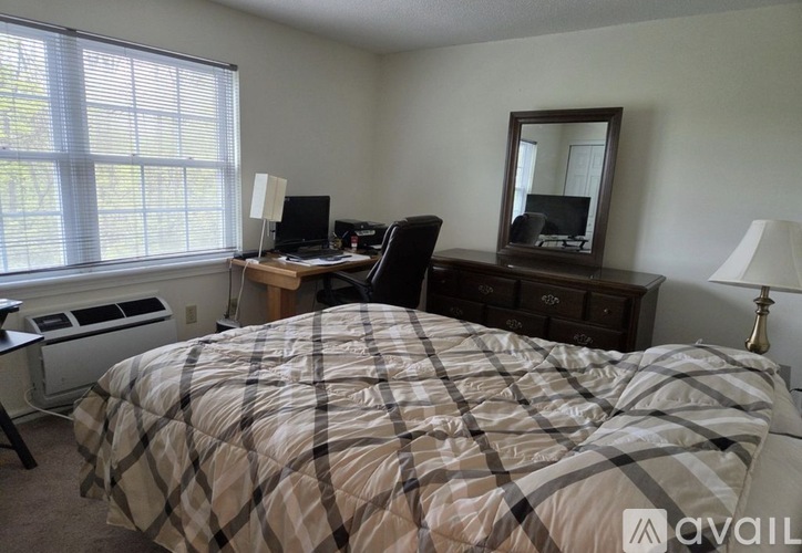 37 Crystal Lane 2 Beds Townhouse for Rent - Photo gallery 4