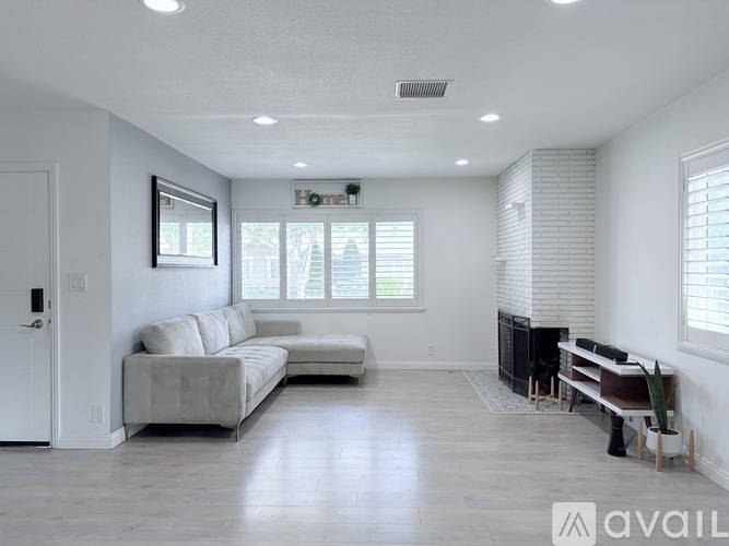 11817 Goldendale Drive 4 Beds Single Family Home for Rent - Photo gallery 4