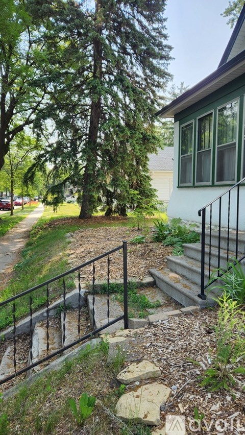 942 Rose Avenue East 2 Beds Apartment for Rent