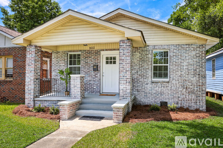 923 W 46th St 3 Beds Single Family Home for Rent - Photo gallery 2