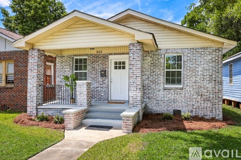 A house with the number 923 on it.