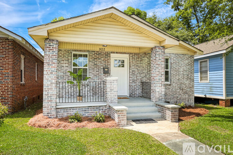 923 W 46th St 3 Beds Single Family Home for Rent - Photo gallery 3