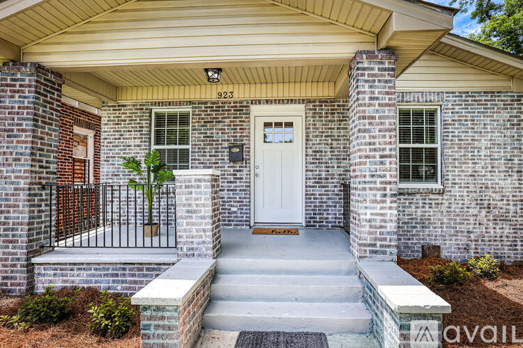 923 W 46th St 3 Beds Single Family Home for Rent - Photo gallery 4