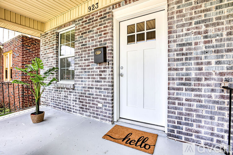 923 W 46th St 3 Beds Single Family Home for Rent - Photo gallery 5
