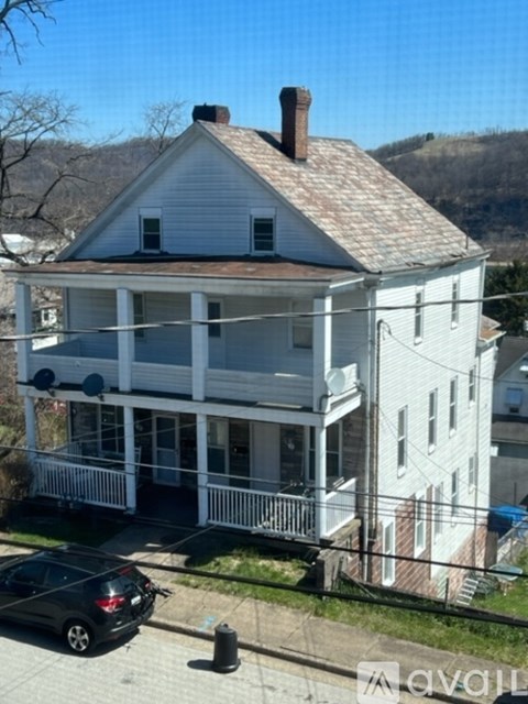90 Watkins Ave 3 Beds Apartment for Rent
