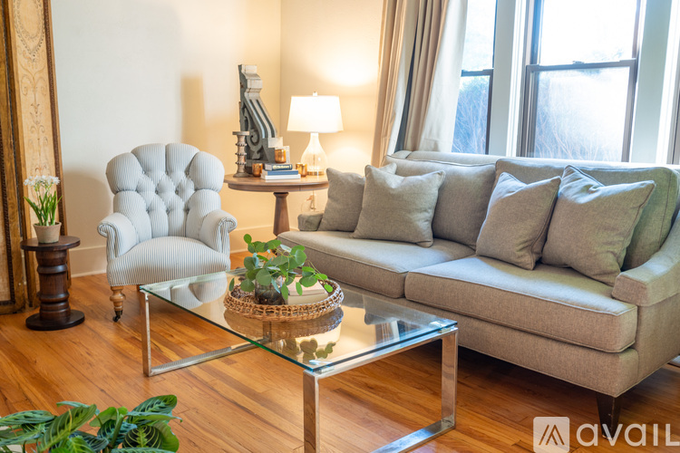 1010 N Country Club Dr 5 Beds Single Family Home for Rent - Photo gallery 2