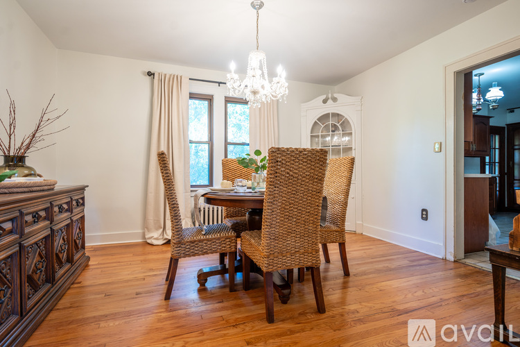 1010 N Country Club Dr 5 Beds Single Family Home for Rent - Photo gallery 4