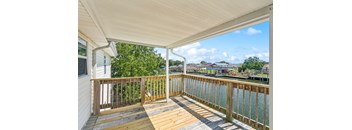 2 Bed 2 Bath w/ Deck (Downstairs)