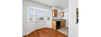2 Bed 2 Bath Bay Windows (Upstairs)