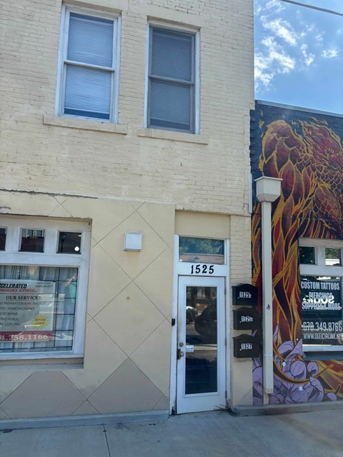 A building with a mural on the side and a sign that says 1525.