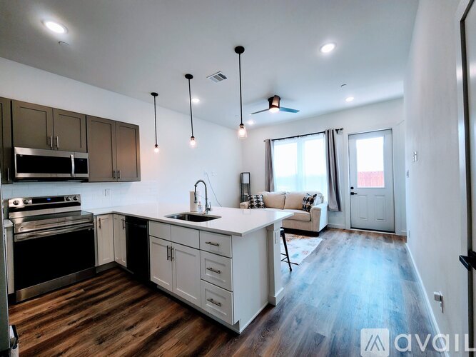1008 17th St 3 Beds Single Family Home for Rent - Photo gallery 2
