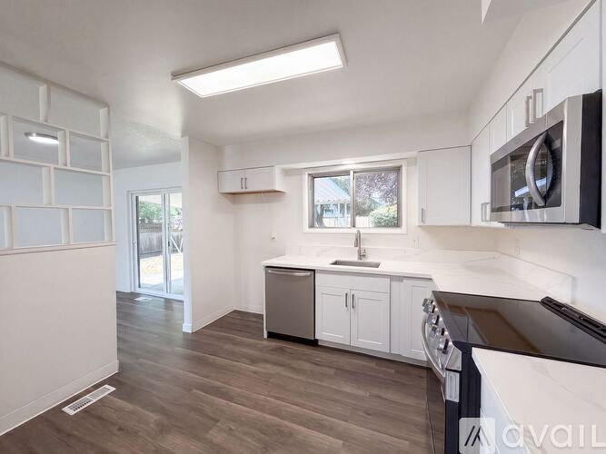 466 SW 139th Ave 4 Beds Single Family Home for Rent - Photo gallery 3