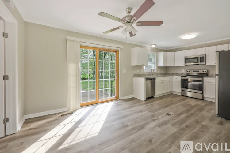 137 Oaks Dr 4 Beds Single Family Home for Rent - Photo gallery 3