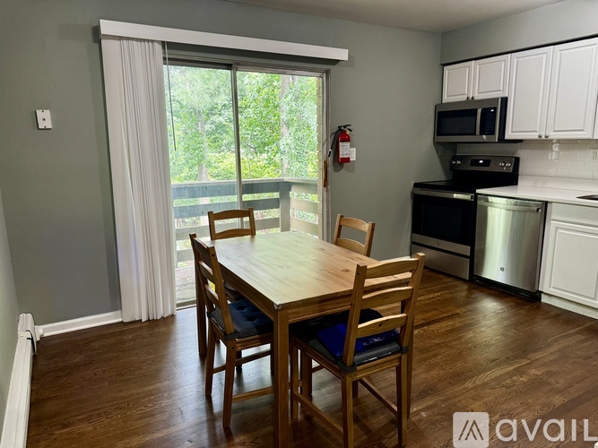 96 East Avenue 2 Beds Single Family Home for Rent - Photo gallery 3