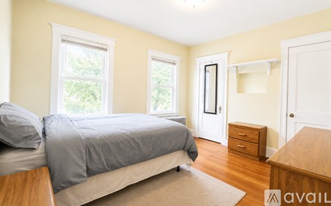 18 Hunnewell Ave 3 Beds Apartment for Rent