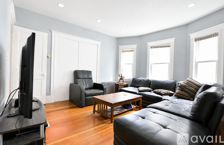 18 Hunnewell Ave 3 Beds Apartment for Rent - Photo gallery 2