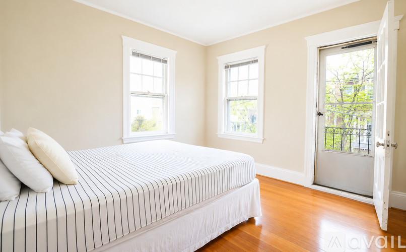 18 Hunnewell Ave 3 Beds Apartment for Rent - Photo gallery 5