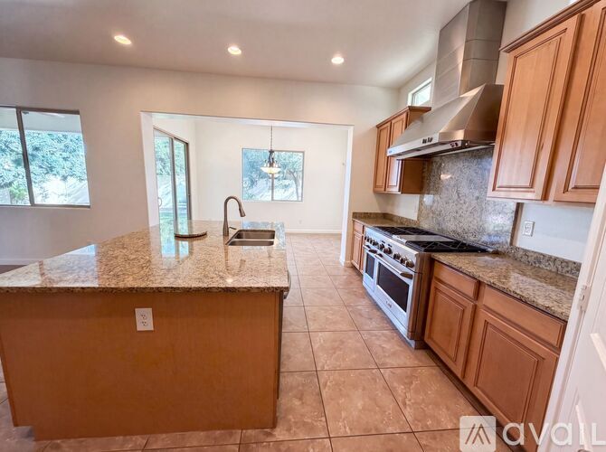 702 E Charlevoix Ave 5 Beds Single Family Home for Rent - Photo gallery 3