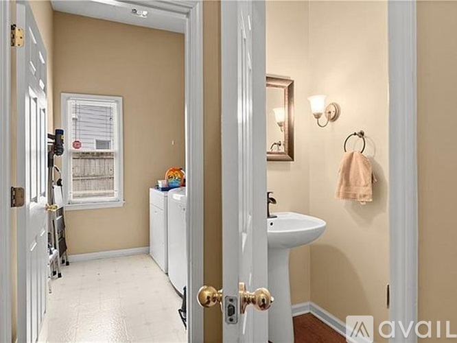 2208 Snug Harbor Northeast 4 Beds Single Family Home for Rent - Photo gallery 3