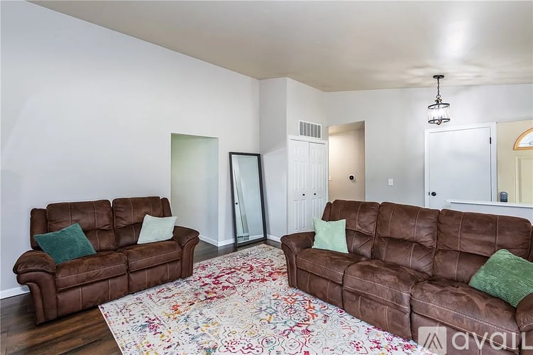 1221 Warwick Drive 3 Beds Single Family Home for Rent - Photo gallery 4