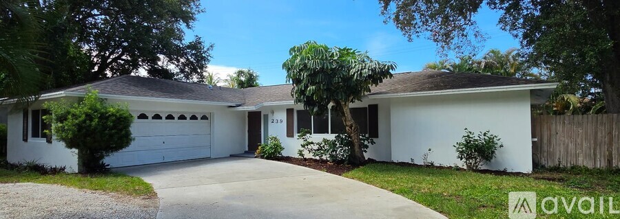239 West Riverside Drive 3 Beds Single Family Home for Rent - Photo gallery 1