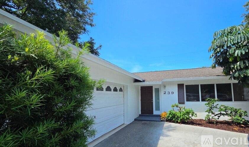 239 West Riverside Drive 3 Beds Single Family Home for Rent - Photo gallery 2
