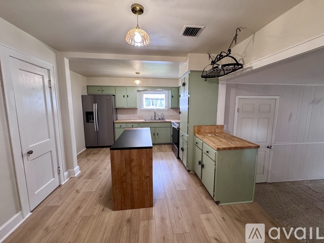 123 SE 1st St 3 Beds Single Family Home for Rent - Photo gallery 5